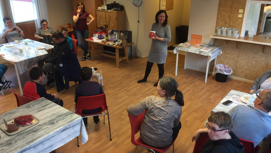 Leder i Musken Bygdekvinnelag, Kristin Green Johnsen, orienterer om lagets planer under kafeen på nedlagte Musken skole. Foto: Anders Peder Urheim.