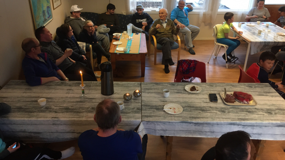 Å invitere til sosiale møteplasser ved passende anledninger er bare én av mange aktiviteter Musken Bygdekvinnelag vil stå for. Her fra kafeen i påsken med innbyggere og utflyttere, der sistnevnte gjerne finner tilbake til bygda så snart de har fri fra jobb og skole. Foto: Anders Peder Urheim.