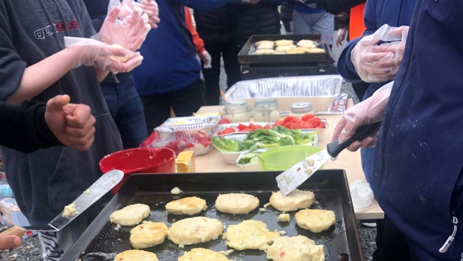 Heimelaga fiskekaker har vore fast innslag på matbordet i vår kultur i lange tider, og kanskje kan denne tradisjonmaten bringast vidare i form av ein god burgar - då heimelaga, sjølsagt! Den smakte i alle fall fantastisk godt! Tekst: Kjellaug Urdshals. Foto: Gunnar Høgseth.