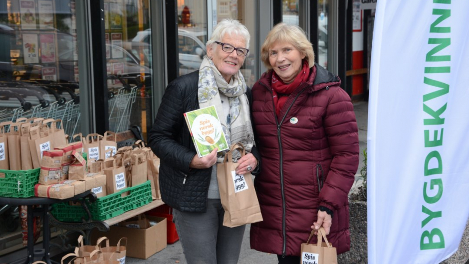 Ellen Klynderud og Sigrun Finsrud Tomter aksjonerer for Frogn bygdekvinnelag. Foto: Birgitte Sofie Henriksen/Akershus Amtstidende Ellen Klynderud og Sigrun Finsrud Tomter aksjonerer for Frogn bygdekvinnelag. Foto: Birgitte Sofie Henriksen/Akershus Amtstidende