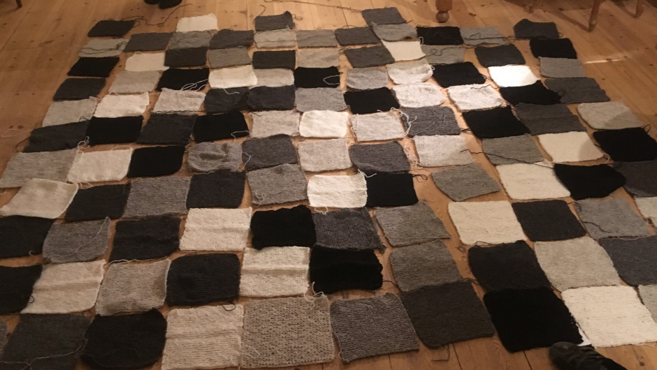 Lappene lages med 30 masker rettstrikk over 60 omganger (30 riller), med pinne nr. 6. Foto: Hof Bygdekvinnelag. Lappene lages med 30 masker rettstrikk over 60 omganger (30 riller), med pinne nr. 6. Foto: Hof Bygdekvinnelag.