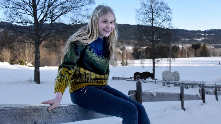 Christina er modell når bygdegenseren skal vises fram. Foto: Helle Cecilie Berger.