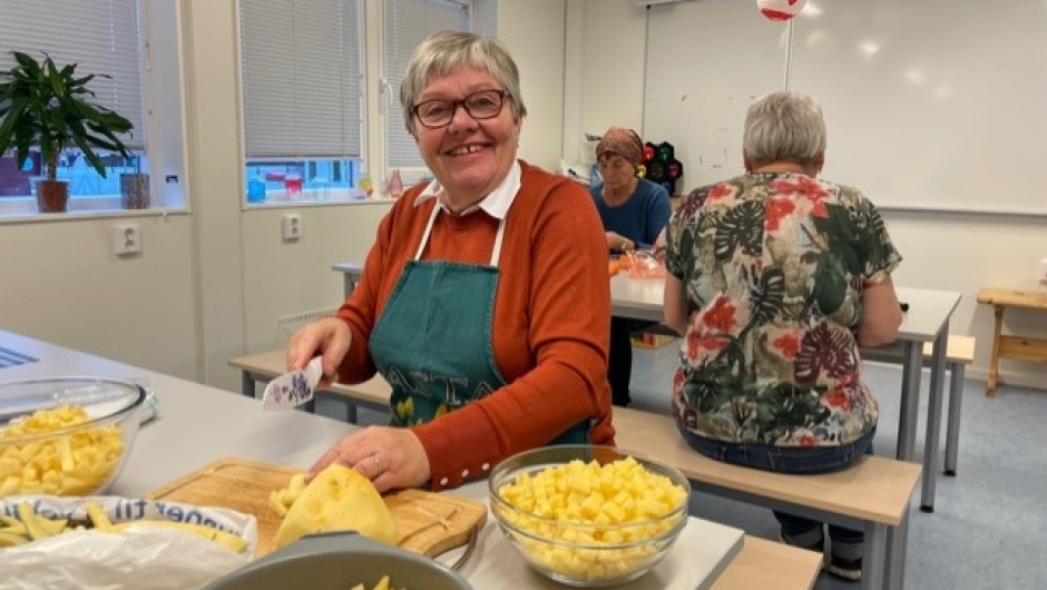 Heddal Bygdekvinnelag lagde spa, suppe, til alle elevene ved Heddal barneskole. Bygdekvinnene kokte grønnsaker i lag. Noen hadde kokt grønnsaker hjemme. Alle var enige om at det hadde vært en trivelig kveld. Foto: Rektor Veslemøy Eliassen. Heddal Bygdekvinnelag lagde spa, suppe, til alle elevene ved Heddal barneskole. Bygdekvinnene kokte grønnsaker i lag. Noen hadde kokt grønnsaker hjemme. Alle var enige om at det hadde vært en trivelig kveld. Foto: Rektor Veslemøy Eliassen.