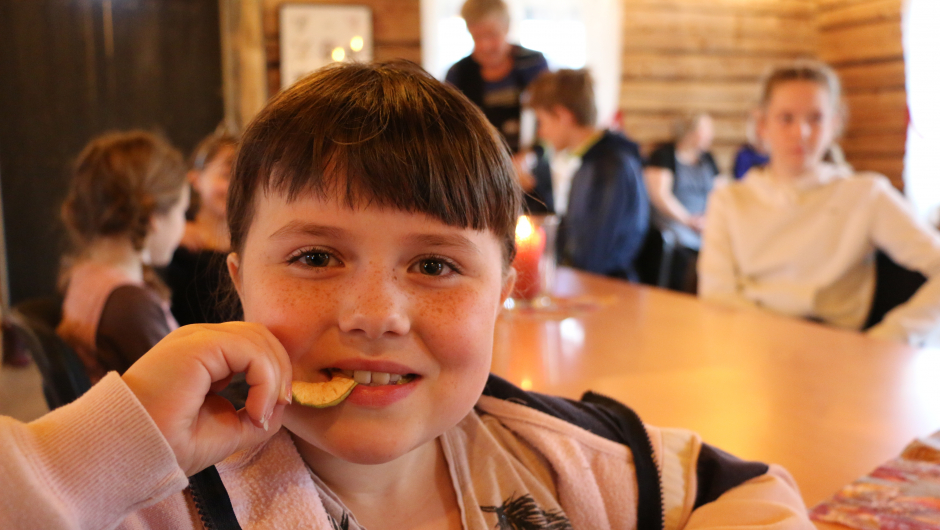 Marit Kleven (9) synes tørka epler smaker godt, og gleder seg til å lage sine egne. Foto: Toril Langmo Skjetne.