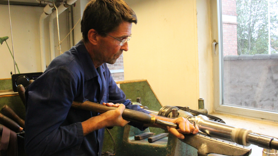 Th. Marthinsen sølvvarefabrikk i Tønsberg huser over 20 ulike håndverksfag. Kongepokalene lages for hånd. Foto: Helle Cecilie Berger. Th. Marthinsen sølvvarefabrikk i Tønsberg huser over 20 ulike håndverksfag. Slik lages kongepokaler. Foto: Helle Cecilie Berger.