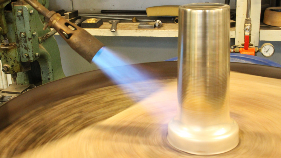 Alle kongepokalene hos Th. Marthinsens sølvvarefabrikk lages for hånd. Her trengs et godt håndlag. Blir det for mye varme, faller pokalen sammen. Foto: Helle Cecilie Berger.  Alle kongepokalene hos Th. Marthinsens sølvvarefabrikk lages for hånd. Her trengs et godt håndlag. Blir det for mye varme, faller pokalen sammen. Foto: Helle Cecilie Berger.