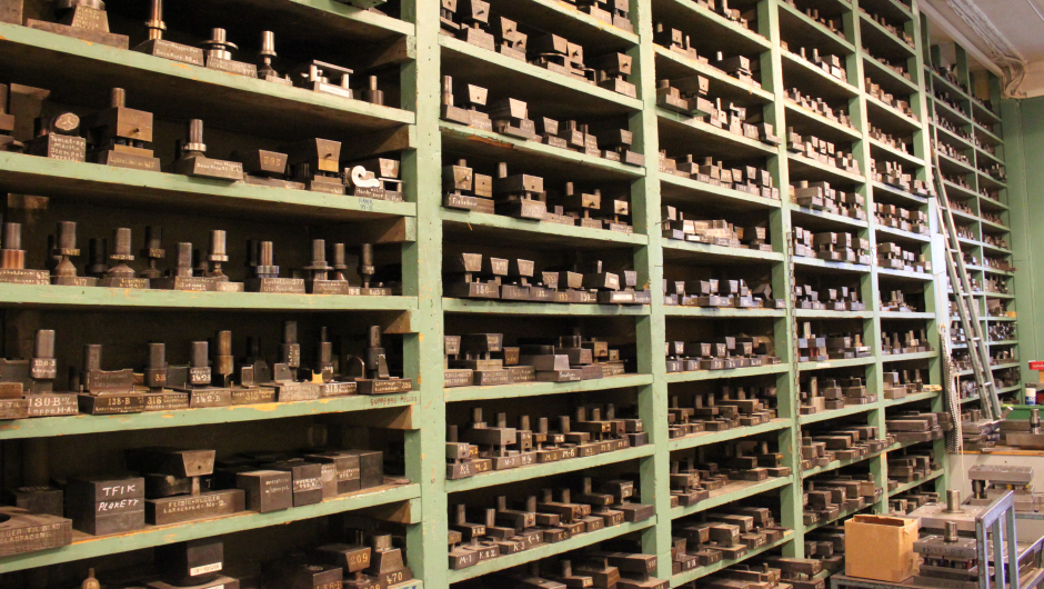 I et diger lagerrom hos Th. Marthinsen er veggene dekket av flere hundre hyllemetre med stanser. Her er mønster og deler til alt av sølvbestikk som er utviklet hos Th. Marthinsen gjennom 133 år. Foto: Helle Cecilie Berger. I et diger lagerrom hos Th. Marthinsen er veggene dekket av flere hundre hyllemetre med stanser. Her er mønster og deler til alt av sølvbestikk som er utviklet hos Th. Marthinsen gjennom 133 år. Foto: Helle Cecilie Berger.