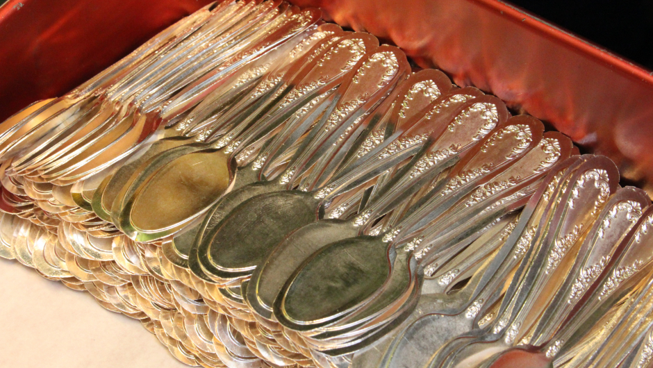 Sølvskjeer i produksjonen hos Th. Marthinsen. Foto: Helle Cecilie Berger. Sølvskjeer i produksjonen hos Th. Marthinsen. Foto: Helle Cecilie Berger.