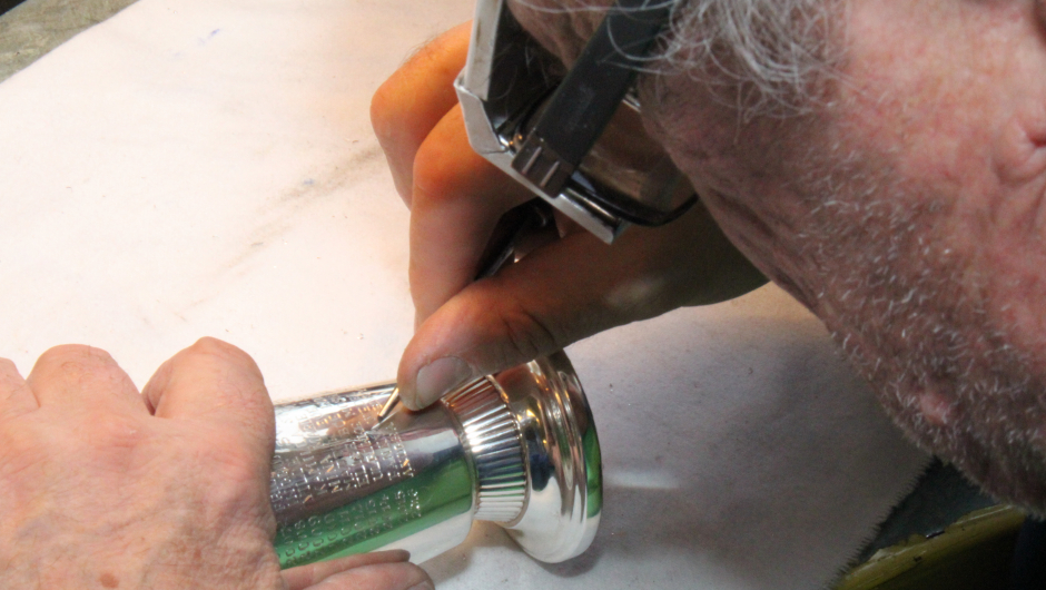 Gravering med stø hånd. Foto: Helle Cecilie Berger. Gravering med stø hånd. Foto: Helle Cecilie Berger.