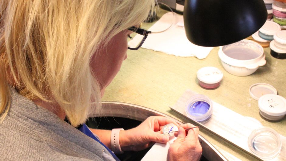 Emaljering av logoen til fotballforbundet. Foto: Helle Cecilie Berger. Emaljering av logoen til fotballforbundet. Foto: Helle Cecilie Berger.