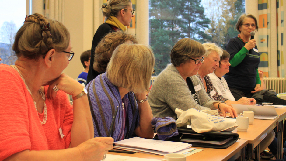 Mange ønsket å stille Havva Cukurkaya spørsmål. Her ved fylkesleder Bjørg Strømme i Hordaland Bygdekvinnelag. Foto: Helle Cecilie Berger. Mange ønsket å stille Havva Cukurkaya spørsmål. Her ved fylkesleder Bjørg Strømme i Hordaland Bygdekvinnelag. Foto: Helle Cecilie Berger.