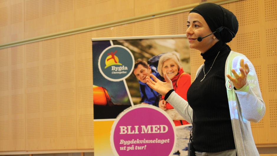 - Frivilligheten er en viktig arena for å komme i kontakt med nærsamfunnet sitt på, forklarer Havva Cukurkaya. Hun oppfordrer bygdekvinnene til å være aktive når det flytter nye innvandrerkvinner inn i nabolaget og invitere dem med på aktiviteter i laget. Foto: Helle Cecilie Berger. - Frivilligheten er en viktig arena for å komme i kontakt med nærsamfunnet sitt på, forklarer Havva Cukurkaya. Hun oppfordrer bygdekvinnene til å være aktive når det flytter nye innvandrerkvinner inn i nabolaget og invitere dem med på aktiviteter i laget. Foto: Helle Cecilie Berger.