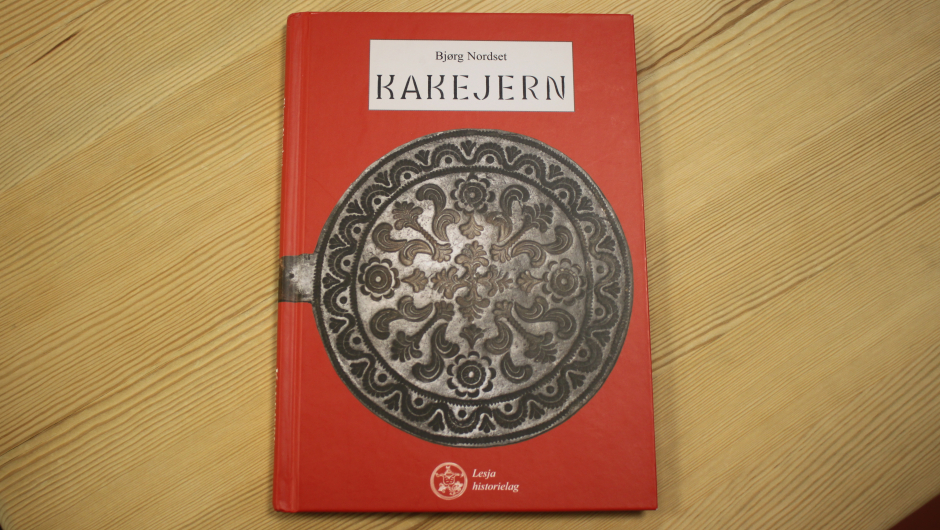 Lesja historielag har gitt ut boken «Kakejern», skrevet av Bjørg Nordset. Lesja Bygdekvinnelag og Lesjaskog Bygdekvinnelag har støttet bokprosjektet. Foto: Helle Cecilie Berger.