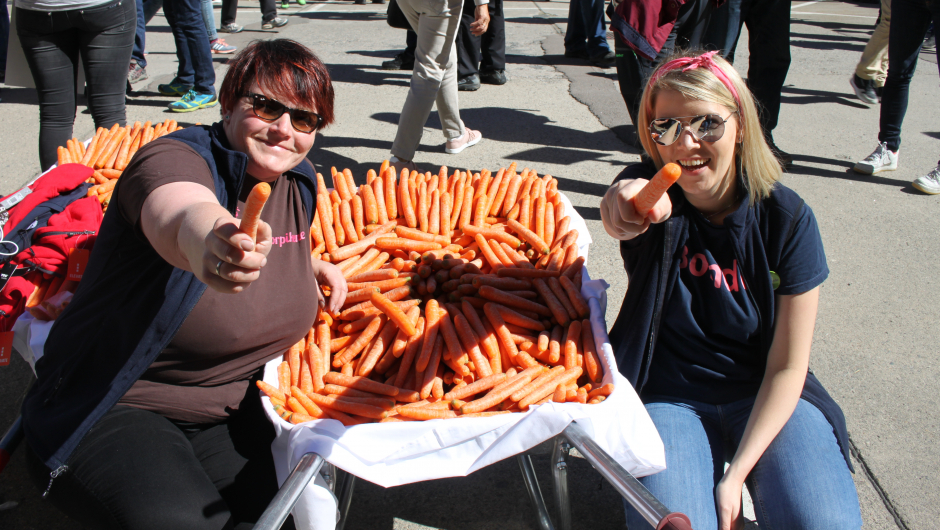 Borgny Sletten, Oppland Bygdekvinnelag og Gunn Jorunn Sørum fra administrasjonen.