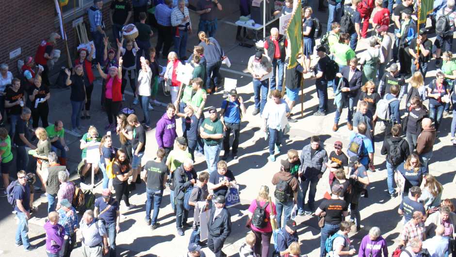 Stor stemning i bakgården bak Landbrukets hus, også blant bygdekvinnene.