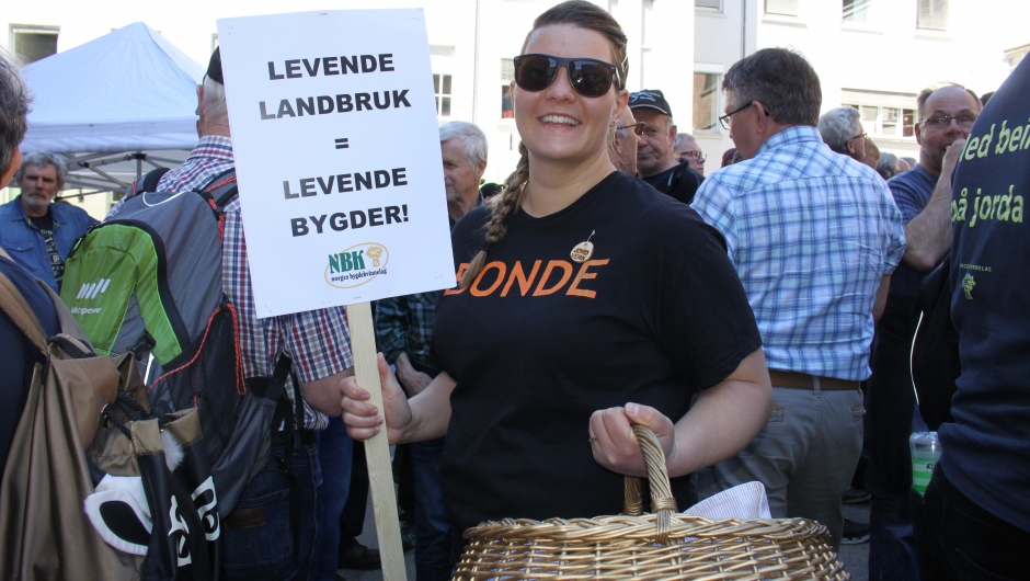 Eirin Flesland er klar med kurven full av gulrøtter.