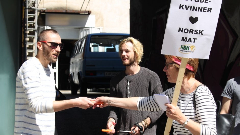 Fornøyde tilskuere fikk gulrøtter av bygdekvinnene.