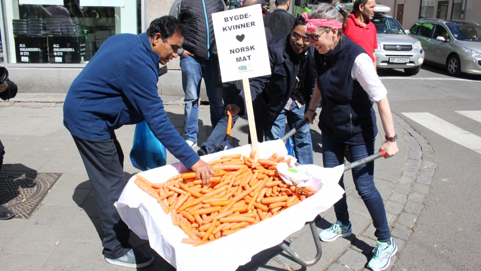 Vi brukte trillebår til å dele ut 2 000 gulrøtter.