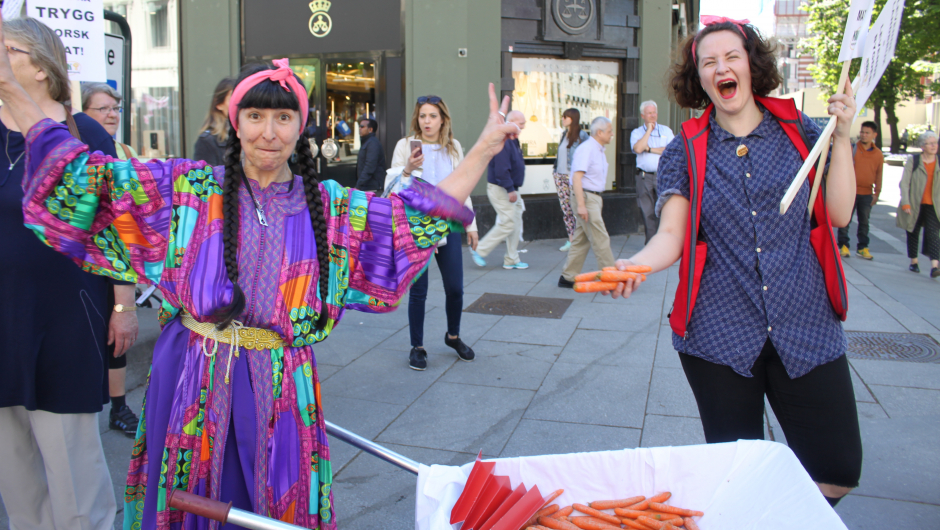 Administrasjonens Sosan Asghari Mollestad og Tale Hammerø Ellingvåg i full fyr og gulrot-glede.