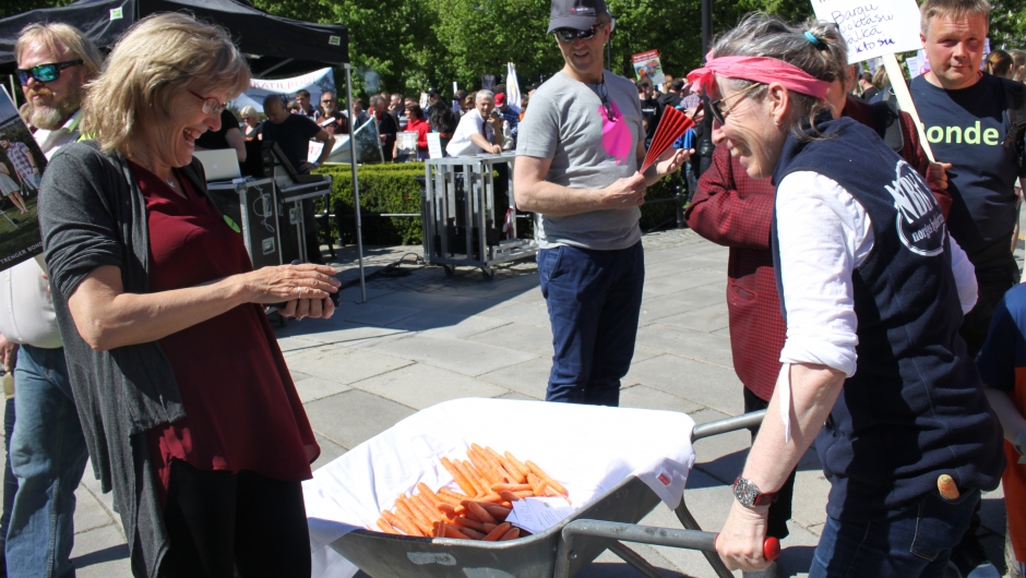 Stortingspolitiker Karin Andersen med Cesilie Aurbakken.