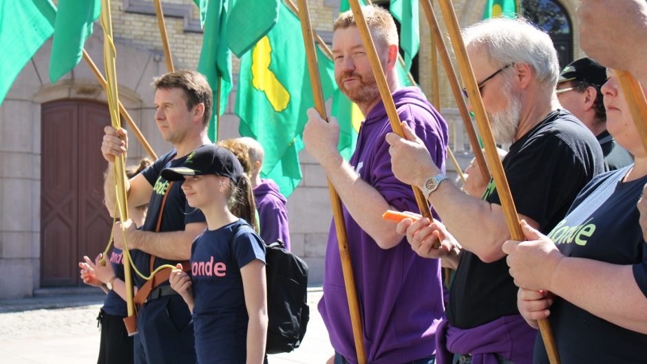 Leder for Norges Bondelag, Lars Petter Bartnes, understreket viktigheten av norsk matproduksjon og landbrukets samfunnsansvar for å brødfø det norske folk. Det har en større verdi enn regjeringens mål om å slippe bonden fri.