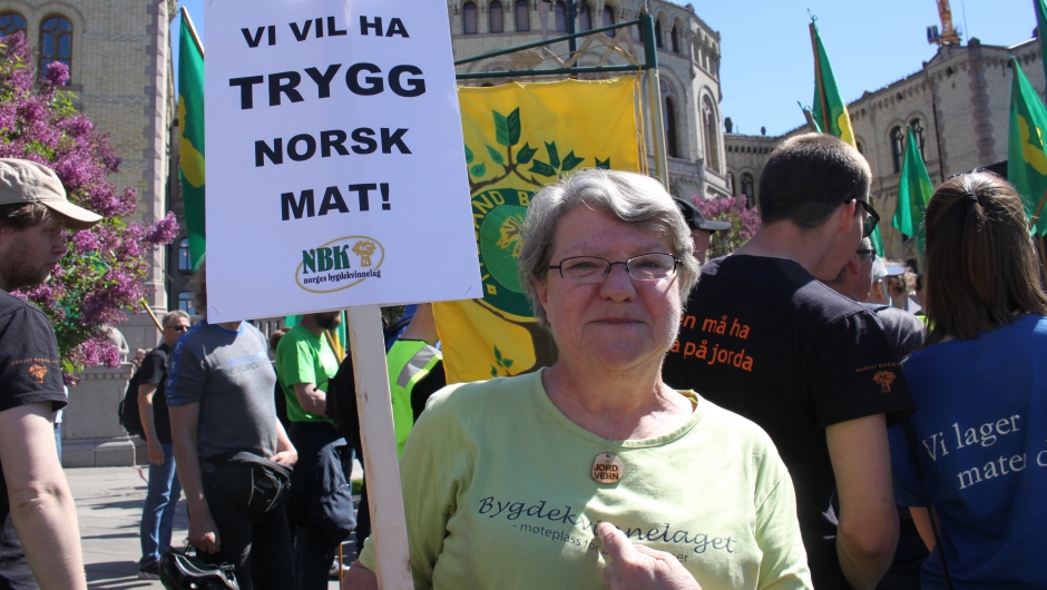 Leder for Bærum Bygdekvinnelag, Trine Sjøvold, peker på sin viktige kampsak: Jordvern.