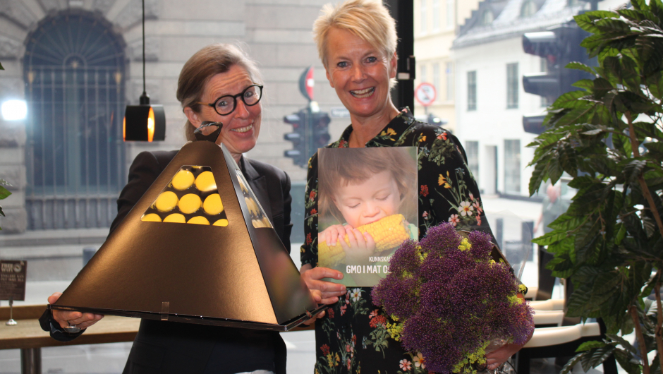 Styreleder Cesilie Aurbakken og daglig leder Aina Bartmann i Nettverk for GMO-fri mat og fôr på vei inn til Klima- og miljøminister Vidar Helgesen. Foto Helle Berger.