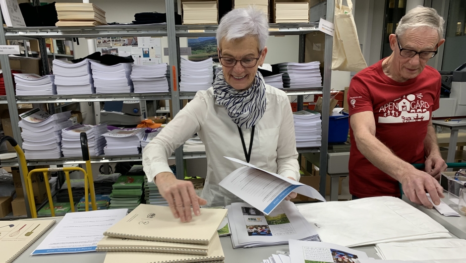 Mia fra administrasjonen får pakkehjelp fra Terje Benjamin i ekspedisjonen i Landbrukets hus. Mia fra administrasjonen får pakkehjelp fra Terje Benjamin i ekspedisjonen i Landbrukets hus.