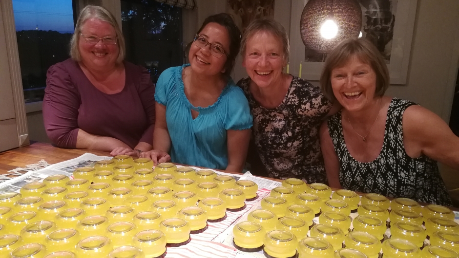 Medlemmene i Frogn Bygdekvinnelag lager løvetanngele på dugnad. Gelen selges på det årlige markedet deres: Friske frodige fantasifulle Frogn. Foto: Frogn Bygdekvinnelag. Medlemmene i Frogn Bygdekvinnelag lager løvetanngele på dugnad. Gelen selges på det årlige markedet deres: Friske frodige fantasifulle Frogn. Foto: Frogn Bygdekvinnelag.