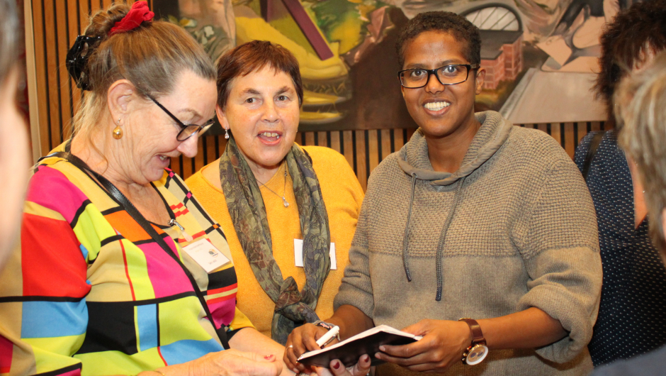 Amal Aden var en populær gjest på bygdekvinnelagets inspirasjonsseminar. Mye tyder på at hun kan møtes på flere fylkes- og lokallagsmøter framover. Foto: Helle Cecilie Berger.
