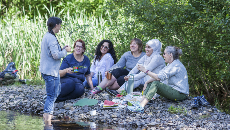 Samfunnet opnar litt opp, så no kan ein lage litt liv igjen. Bli heime om du er sjuk, men er du frisk kan du gjerne møte andre. Foto: Hilde Kvivik Kavli.