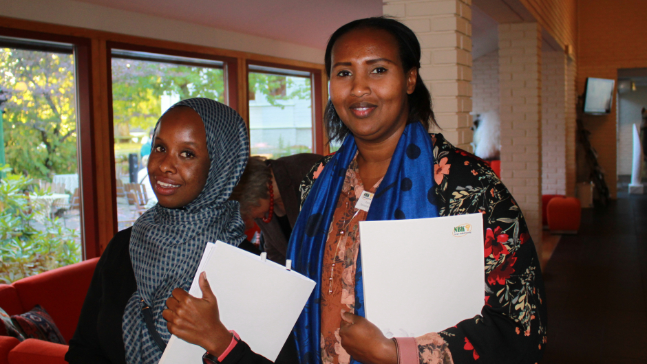 Fra venstre: Amal Mohamed og Fathia Kalif Musse fra Somalisk Kvinneforening. Foto: Ingrid Lamark