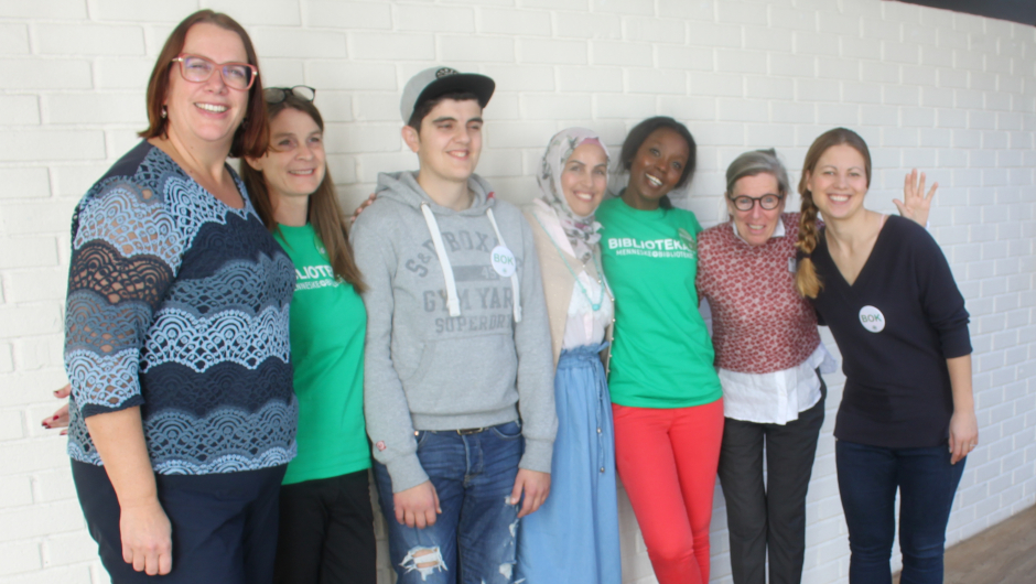fra venstre: Leder i Norges Bygdekvinnelag Ellen Krageberg sammen med Cesilie Aurbakken (nr. seks fra venstre) generalsekretær, representanter fra Norsk Folkehjelp og "bøker" fra menneskebiblioteket. Foto: Ingrid Lamark