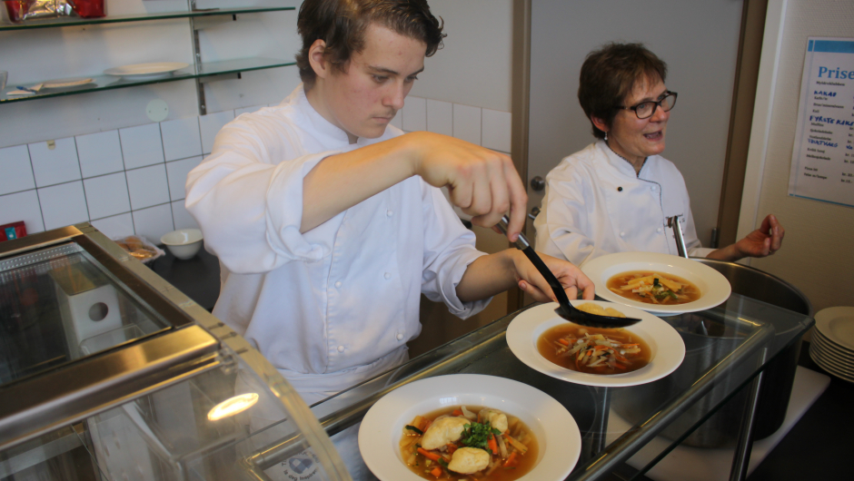 Under seminaret ble det servert grønnsakssuppe med klot. Denne oppskriften ble sendt inn av Eidsvoll Bygdekvinnelag til tradisjonsmatjakten i 2017, se norsktradisjonsmat.no. Suppen ble laget og servert av Nannestad videregående skole. Fra venstre: Elev Olai Solberg Mossing og faglærer Unni Weng. Under seminaret ble det servert grønnsakssuppe med klot. Denne oppskriften ble sendt inn av Eidsvoll Bygdekvinnelag til tradisjonsmatjakten i 2017, se norsktradisjonsmat.no. Suppen ble laget og servert av Nannestad videregående skole. Fra venstre: Elev Olai Solberg Mossing og faglærer Unni Weng. Foto: Cesilie Aurbakken
