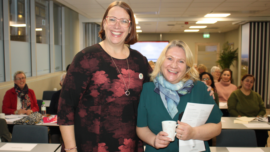 Statssekretær i Kunnskapsdepartementet, Kristin Holm Jensen var den første innlederen. Hun introduserte Regjeringens nye integreringsstrategi «Integrering gjennom kunnskap». Foto: Helle Cecilie Berger. Statssekretær i Kunnskapsdepartementet, Kristin Holm Jensen var den første innlederen. Hun introduserte Regjeringens nye integreringsstrategi «Integrering gjennom kunnskap». Foto: Helle Cecilie Berger.