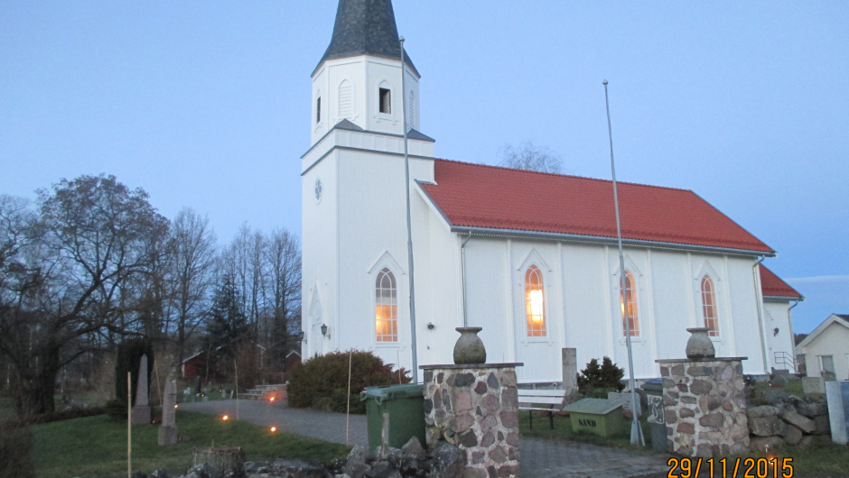 Undrumsdal kirke med avkappet tårn....