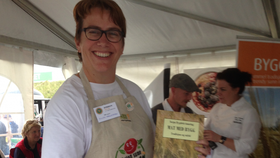 Leiar i Norges Bygdekvinnelag, Ellen Krageberg, kokte tradisjonell graut på vatn. Leiar i Norges Bygdekvinnelag, Ellen Krageberg, kokte tradisjonell graut på vatn.