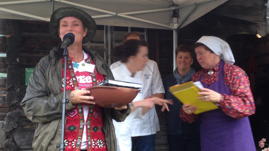 Ei glad og fornøgd Laila Røsholt Rød mottek premien sin for beste festgraut/nyskapande graut. Ei glad og fornøgd Laila Røsholt Rød mottek premien sin for beste festgraut/nyskapande graut.