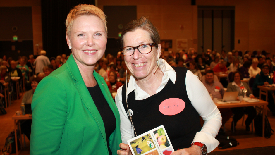 Nestleder i Senterpartiet, Anne Beathe Tvinnereim med generalsekretær i Norges Bygdekvinnelag, Cesilie Aurbakken. Foto: Helle Berger.