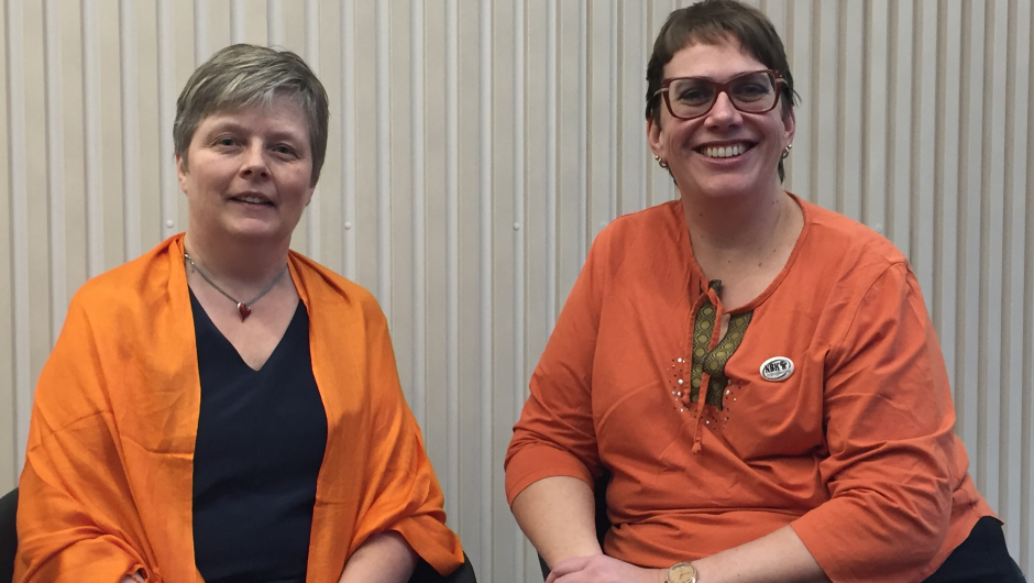 Irene Furulund og Ellen Krageberg kler seg i oransje og markerer FNs internasjonale dag for avskaffelse av vold mot kvinner og jenter.. Foto: Helle Cecilie Berger.