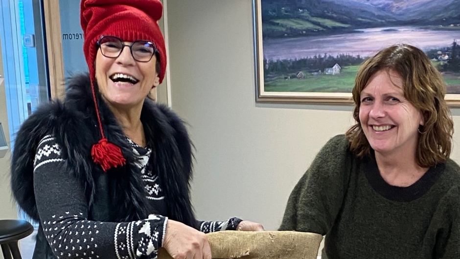 Julenisse Jorun Henriksen deler ut julegaver til styremedlemmene i Norges Bygdekvinnelag. Her får nestleder Unni J. Skadsem sin julegave. Foto: Helle Berger. Julenisse Jorun Henriksen deler ut julegaver til styremedlemmene i Norges Bygdekvinnelag. Her får nestleder Unni J. Skadsem sin julegave. Foto: Helle Berger.