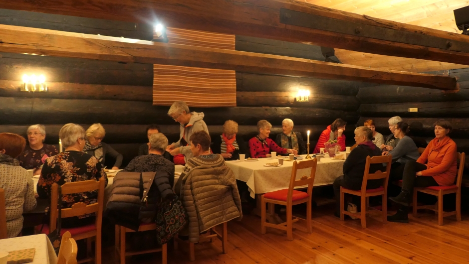 Hygelige stunder når bygda er samlet til foredrag om ull i Kinsarvik. Foto: Kinsarvik Bygdekvinnelag Hygelige stunder når bygda er samlet til foredrag om ull i Kinsarvik. Foto: Kinsarvik Bygdekvinnelag