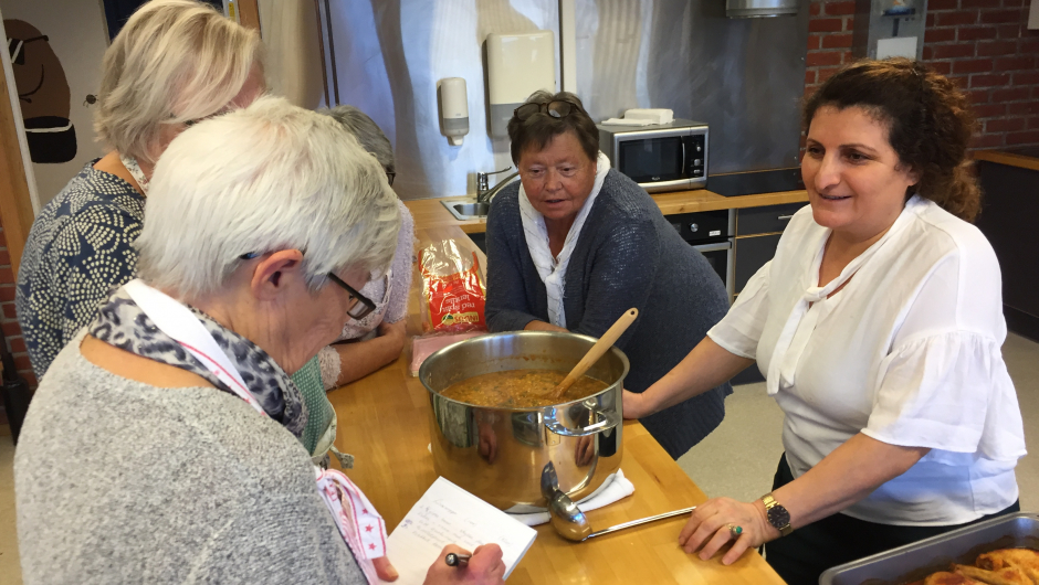 Frivillighetssentralene er viktige møteplasser for enkeltmennesker, lokale lag og foreninger, og aktiviteter i kommunene. Foto hentet fra Rolvsøy Bygdekvinnelag og KvinnerUT-prosjektet. Frivillighetssentralene er viktige møteplasser for enkeltmennesker, lokale lag og foreninger, og aktiviteter i kommunene..