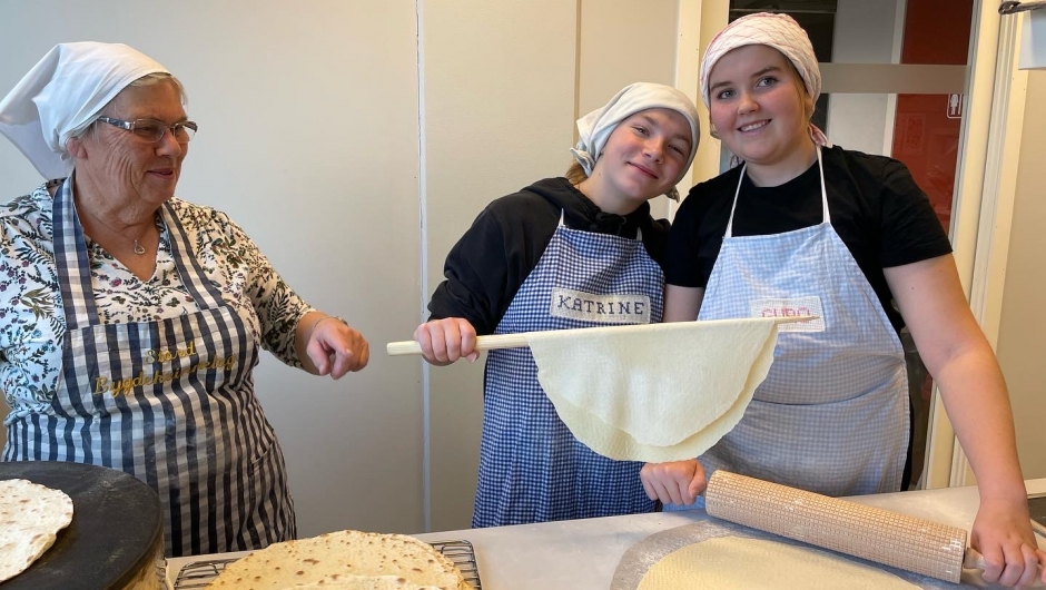 Stord Bygdekvinnelag samarbeider med Nordbygdo Ungdomsskole. Her har elevene kulturarv som valgfag og lefsebaking står på pensum. Foto. Stord Bygdekvinnelag.