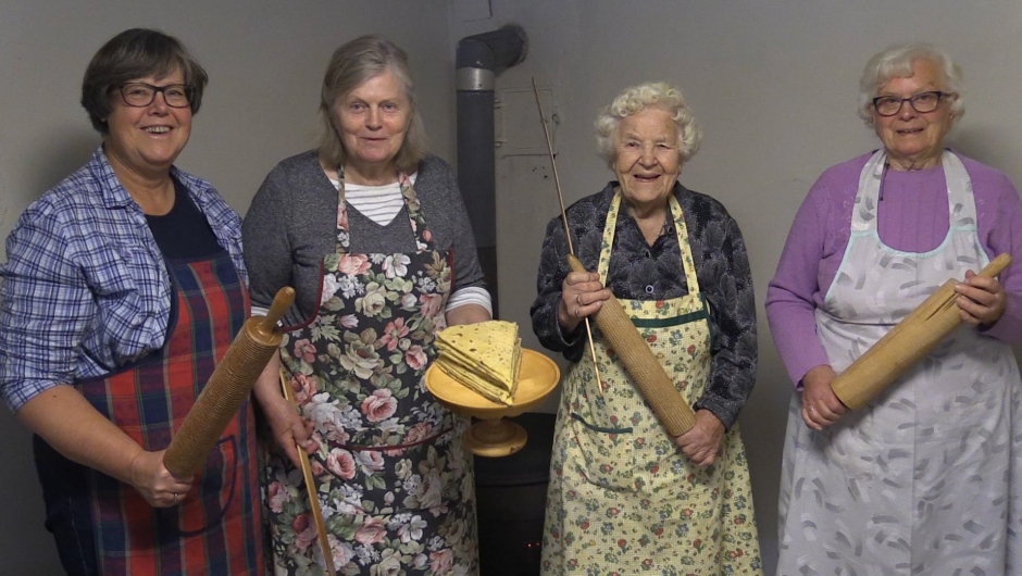 Dyktige bakstedamer fra Svene i Buskerud: fra v. Kristin Baalerud, Ingeborg Kjenås, Ambjørg Lande og Kristine Bekjorden. Foto: Helle Cecilie Berger.