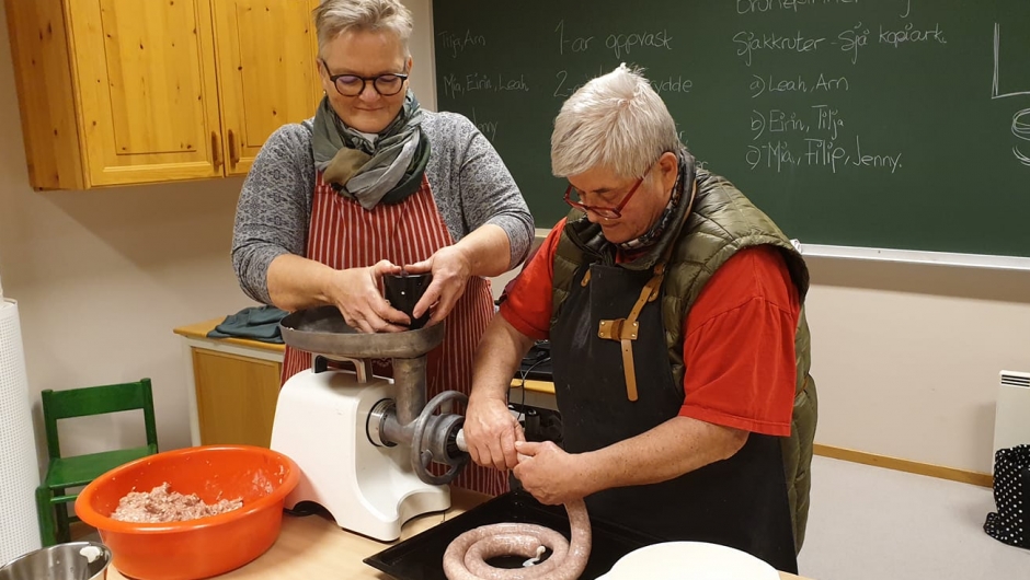 Fem luggume damer fra Lesjaskog Bygdekvinnelag laget medisterpølser til jul. "Kjekt å være med i bygdekvinnelaget og gjøre slike ting sammen", skriver leder Laila Brøste. Foto: Lesjaskog Bygdekvinnelag. Fem luggume damer fra Lesjaskog Bygdekvinnelag laget medisterpølser til jul. "Kjekt å være med i bygdekvinnelaget og gjøre slike ting sammen", skriver leder Laila Brøste. Foto: Lesjaskog Bygdekvinnelag.