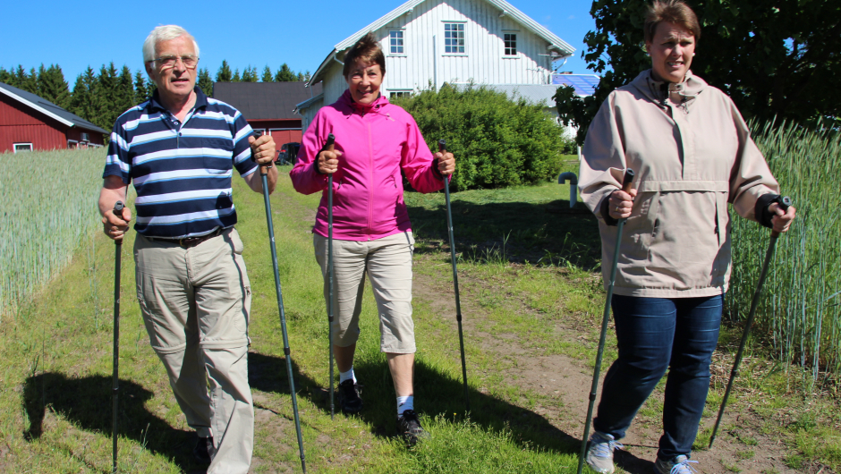 Trenger trim og trivsel: Alzheimerrammede Solveig og ektemannen Tor Eliassen er enige om at de begge trenger dagaktivitetstilbud for Solveig på gården Lillehov i Løten. Tilbyder Ingunn Sigstad Moen (til høyre) brenner for aktivitetstilbud for personer med demens. På gården blir det nå laget en egen trimrunde rundt et jorde. Foto: Anette Strand Sletmoen, Nettverket Inn på tunet Hedmark.