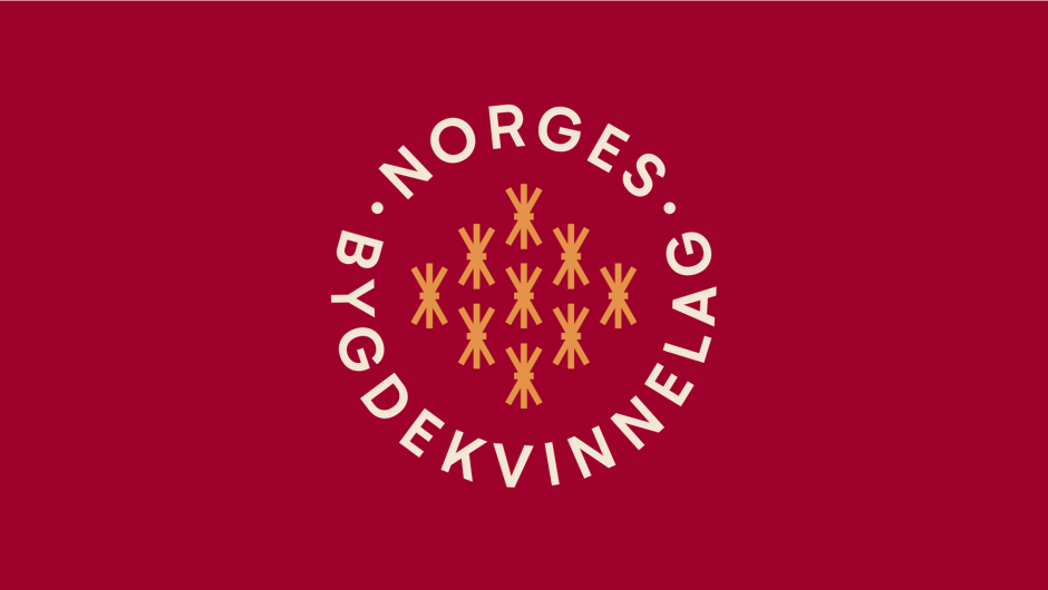 Norges Bygdekvinnelags logo på mørk rød bakgrunn