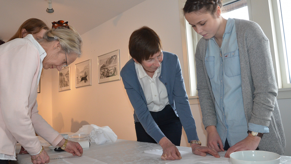 Magna Hauso instruerer Magnhild Mjør. Til venstre Ingelin Trampe-Kindt. Foto: Mette Bleken. Magna Hauso instruerer Magnhild Mjør. Til venstre Ingelin Trampe-Kindt. Foto: Mette Bleken.