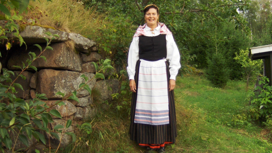 Merete Furuberg i den første Finnskogbunaden som ble sydd etter Åsta Holths tegninger. Foto: Liv K. I. Andreassen.